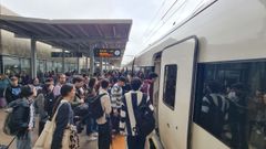 Pasajeros en la estacin de tren de Santiago, a mediados de octubre