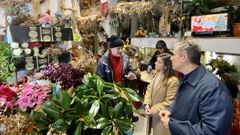 Rafa Dom�nguez y Pepa Pardo, en una florister�a del centro de Pontevedra afectada por la ausencia de iluminaci�n navide�a hasta el d�a 16