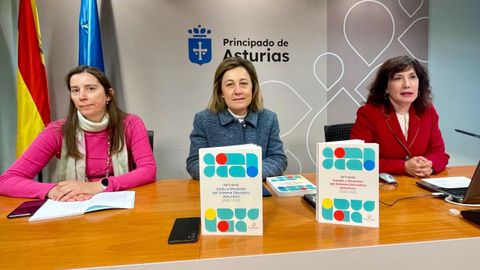 La consejera de Educaci�n, Lydia Espina, entre la secretaria y la presidenta del Consejo Escolar del Principado, Mar de la Pe�a y Mar�a Luz Pont�n, respectivamente