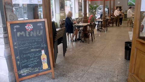 -Un hombre toma un caf en el interior de un bar de Gijn