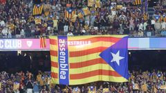 Varios aficionados del Barcelona, con esteladas en el Camp Nou. quique garc�a efe
