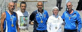 Los atletas del Egovarros viveirense posan con sus medallas.