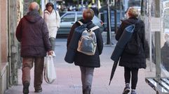 Personas caminando este martes por la carretera de Castilla, en Ferrol.