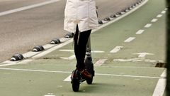 Una persona en patinete por Vigo, en imagen de archivo