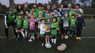 Los integrantes de los equipos de todas las categor&iacute;as del CD Zalaeta Rugby Arteixo, posando en el campo de Uxes.