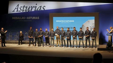 El presidente del Principado de Asturias, Adrin Barbn, tras entregar el premio a los representantes de la Brigada Central de Salvamento Minero. Han recogido el premio el director tcnico de la Brigada, Sergio Tun, el jefe de la Brigada, Antonio Ortega Escalada, junto a los los brigadistas Maudilio Surez, Fidel Pando, Jos Antonio Huerta, Lzaro Alves Gutirrez, Oliver Surez, Adrin Villarroel,  Juan Jos Megido, Santiago Fernndez, Miguel lvarez y David Hevia.