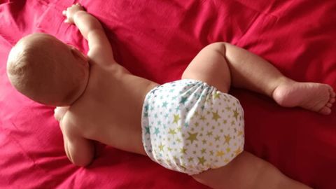 Un beb� con uno de los pa�ales de tela que alquila la ovetense Dolores Mu��z