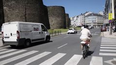 Un ciclista por la Ronda da Muralla, donde las bicicletas tienen paso preferente