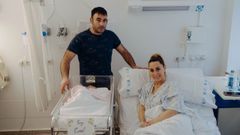 Coral es la segunda hija de Iria y Yago, que est�n deseando reunirse con Ana�s, la primog�nita, para que pueda abrazar a su hermana