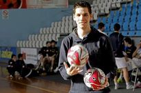Diego R�os, con unos balones antes de iniciar un entrenamiento en el Municipal.