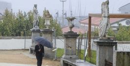Una de las dos estatuas m�s antiguas de Ferrol es J�piter y luce ya restaurada en un entorno muy descuidado. 