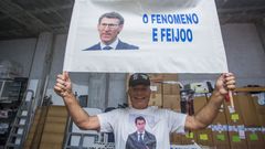 To�ito posa con uno de sus carteles