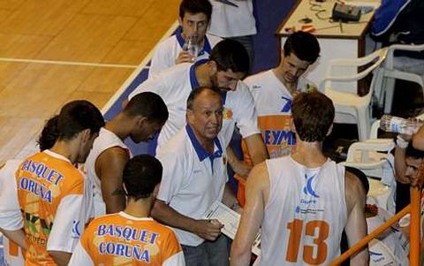 Tito D�az, durante un tiempo muerto del B�squet Coru�a en el duelo ante el Melilla.