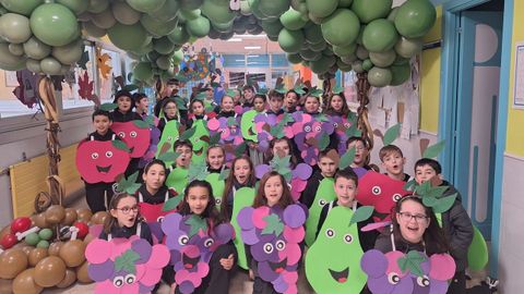 Outro grupo de alumnos con disfraces inspirados en froitos