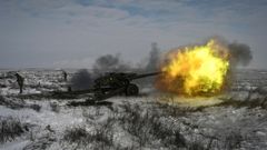 Un soldado ruso dispara un ob�s durante las maniobras en Kuzminsky, localidad de  Rostov.