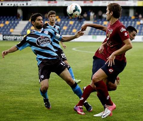 Manu pugna por un bal�n en Pasar�n con un futbolista del Pontevedra.