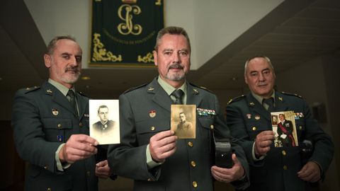 De izquierda a derecha, Miguel, Juan y Javier Martn Mrquez, hermanos y miembros de la Guardia Civil.