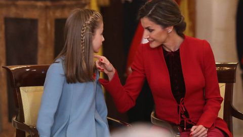 La reina Letizia y su hija, la princesa Leonor, en el Palacio Real despu�s de que el Rey Felipe VI impusiera a la princesa de Asturias, el Collar del Tois�n de Oro, la m�xima distinci�n que concede la Familia Real espa�ola, en una solemne ceremonia que coincide con la celebraci�n del 50 cumplea�os del jefe del Estado.