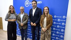 Marta N�voa, Luis Menor y Sandra Quintas, del Partido Popular de Ourense, con el candidato a la alcald�a de Barbad�s, Javier Rodr�guez Rajo.