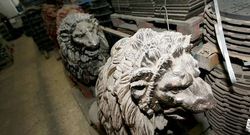 Los leones en la sede de Fundiciones Pardo, donde fueron restaurados en el año 2009.