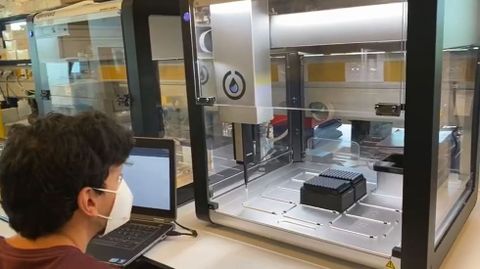 Robots a tope. En los cuatro �ltimos d�as, el �rea sanitaria rentabiliza m�s la mayor capacidad diagn�stica de nuevos casos de covid a trav�s del an�lisis de pruebas PCR con robots de �ltima generaci�n, una tecnolog�a que utiliza el servicio de microbiolog�a del Cl�nico desde el mes de junio.