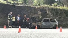 Calcinado por completo un coche en Pontedeume