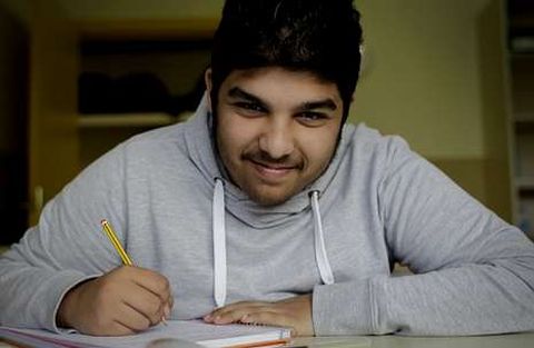 Marcos Gabarri recibe clases de refuerzo en el centro de educaci�n especial para sordos Nuestra Se�ora del Rosario. 