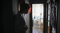 La joven, que prefiere no mostrar su rostro ni dar su nombre, en el piso del que ser� desahuciada