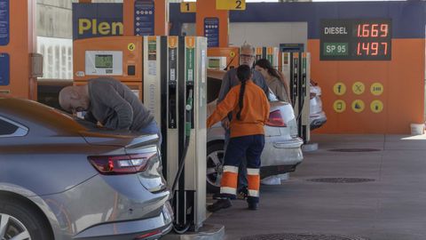Imagen de una gasolinera de Santiago el pasado 22 de marzo, coincidiendo con la primera jornada en la que entr� en vigor el descuento del IVA de los carburantes.