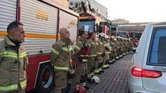 Los bomberos de A Coru�a, en formaci�n para mostrar respeto y despedir al compa�ero fallecido.