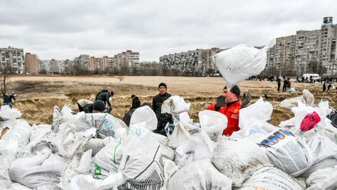 Los residentes de Zaporizhzhia intentan proteger la ciudad