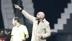 El entrenador del Celta, Claudio Gir�ldez, durante el partido ante el Olympique de Lyon.