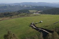 El agua se lleva desde O Muradal (en primer término) hasta la villa (al fondo), que están a menos de cien metros de altitud de diferencia