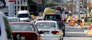 Los atascos continuaban ayer, pasadas las 8 de la tarde, en la carretera de Vigo.