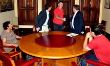 Villanueva y Maneiro se estrechan la mano ante el resto de asistentes a la reuni�n de Ravella.