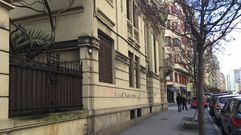 CASA ALONSO ESCUDERO DE LA CALLE JUAN FL�REZ CON PINTADAS EN SU FACHADA