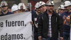 Trabajadores de la empresa TYC Narcea manifest�ndose ante el riesgo de que se produzcan despidos.