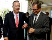 Santiago Rey habla con Evencio Ferrero a la entrada del Concello de Carballo.