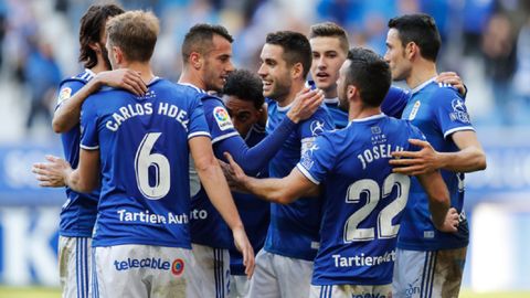 Gol Diegui Johannesson Carlos Hernandez Carlos Martinez Tejera Joselu Folch Javi Hernandez Barcenas Real Oviedo Cadiz Carlos Tartiere.Los futbolistas del Real Oviedo celebran el gol de Johannesson ante el Cdiz