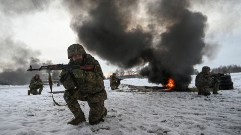 Varios soldados ucranianos, este viernes realizando ejercicios militares en la regin de Chernihiv.