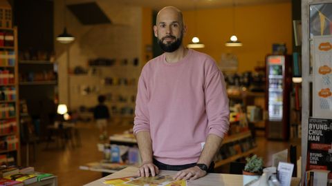 Leonardo Casado, uno de los dueños de la librería Galgo Azul (Gramela, 16). Ponen en marcha el ciclo de recuperación del molino de A Gramela