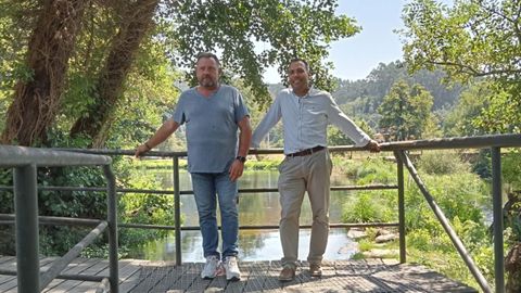 El alcalde de Caldas, a la derecha, en el paseo de ro