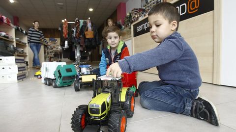Xoel y Brais juegan en la tienda de la madre del segundo. 