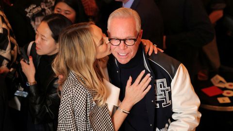 El diseador Tommy Hilfiger recibe un beso de su esposa, Dee Ocleppo, durante la presentacin de su coleccin otoo/invierno en la Semana de la Moda de Nueva York