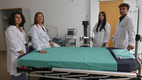 La doctora Coro Sánchez, segunda por la izquierda, con personal en una sala del centro de salud Virxe Peregrina de Pontevedra