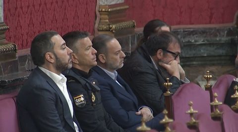 Tr&iacute;o de acusados. El empresario y comisionista V&iacute;ctor de Aldama junto al exministro y ex secretario de organizaci&oacute;n del PSOE, Jos&eacute; Luis &Aacute;balos, y su exasesor Koldo Garc&iacute;a compartiendo el banquillo de los acusados del Tribunal durante la primera sesi&oacute;n del juicio que comenz&oacute; esta semana.