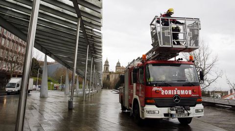 Los bomberos apuntalan la marquesina de Xoán XXIII, en Santiago