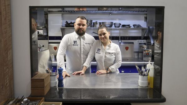 &Aacute;lex Mart&iacute;nez Bacelo y Mar Lago Fern&aacute;ndez, en las cocinas del Bacelo