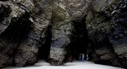 Los arcos y cuevas de As Catedrais solo se ven de marea baja.