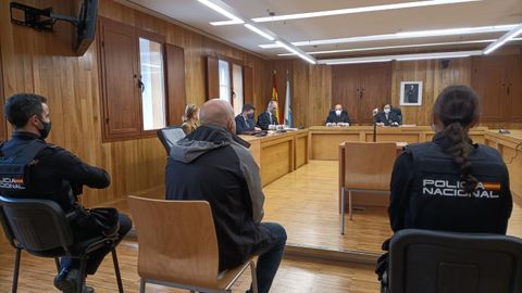 El acusado de hacerle un �simpa� a un taxista de Lugo, sentado en el banquillo de la Audiencia Provincial de Lugo.